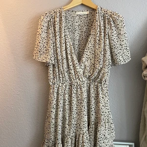 Sommarklänning - Superskön sommarklänning som bara är använd en gång!💕 