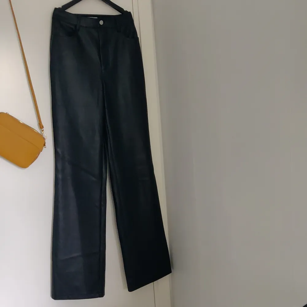 Jag säljer dessa super snygga Pu-byxorna från NA-KD då de inte riktigt är min stil längre. De är sparsamt använda och i utmärkt skick. De är höga i midjan, rak i benen och sitter väldigt bra. Köparen står för frakt!. Farkut & Housut.