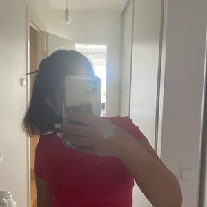 Rosa topp - Säljer denna rosa topp som är liten för mig i storlek, använd 1 gång (160 cm)