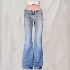  Midjemått: 80 cm    innerbenslängd:  80 cm    Lågmidjade jeans från diesel i bootcutmodell. Storlek 26. Stora på mig så håller upp på bild. 57 kr spårbar frakt🌸🤍