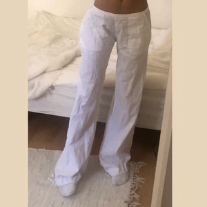 lågmidjade linnebyxor från roxy!! - linnebyxor från roxy i en äldre modell. de är lågmidjade och det finns en dragkedja och ett ställe där man knyter på sidan av midjan. de är storlek m men passar mig som har s också! inga hål eller slitningar.