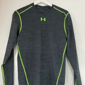 UnderArmour träningströja - Mörkgrå träningströja med gröna sömmar. Knappt använd. Mycket fint skick