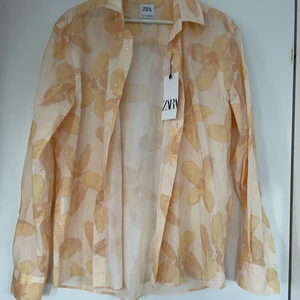 Oanvänd somrig skjorta från Zara - En helt oanvänd (med prislapp kvar) skjorta från ZARA. 