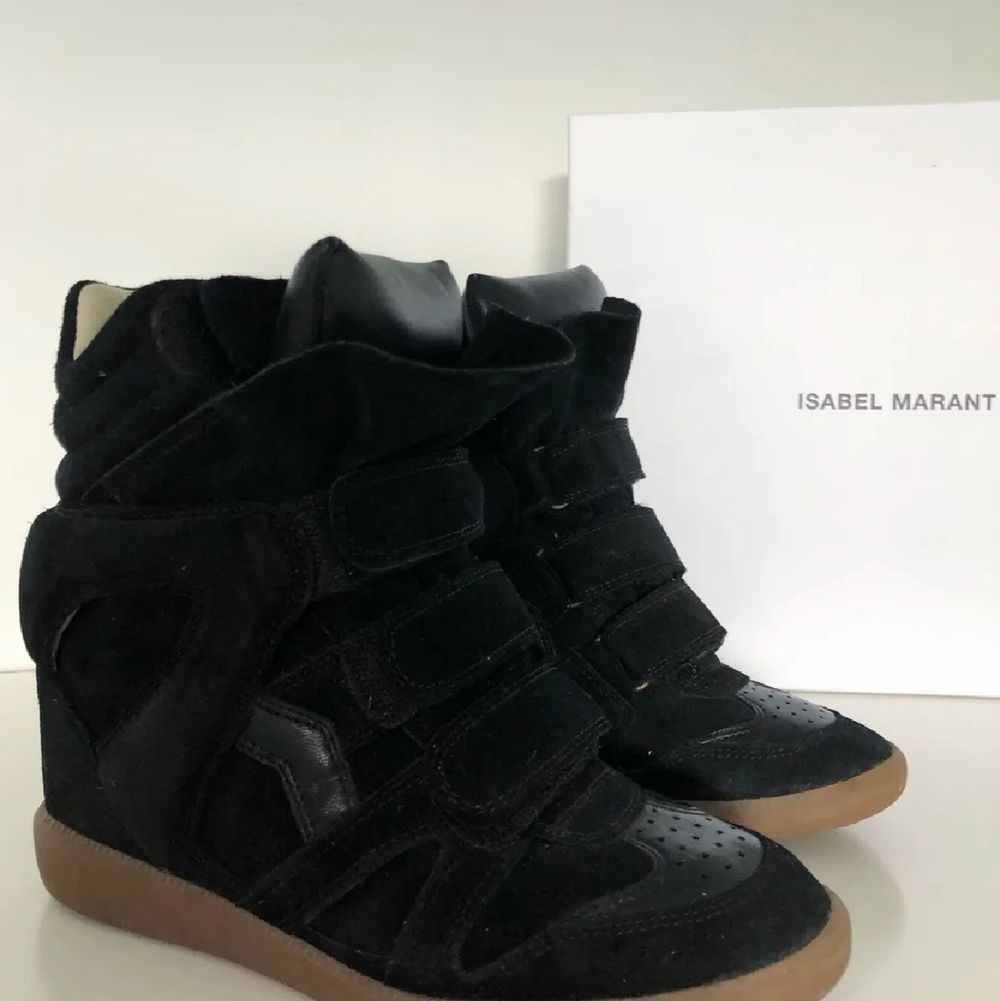 SĂ€ljer mina fina Isabel Marant Bekett sneakers i stl 38.đ€ Nyskick, anvĂ€nda max 5 gĂ„nger. Nypris 4795kr. Inköpta för 3 Ă„r sedan pĂ„ NK. Kvitto och orginalbox finns. Skriv för mer bilder! đ€. Skor.