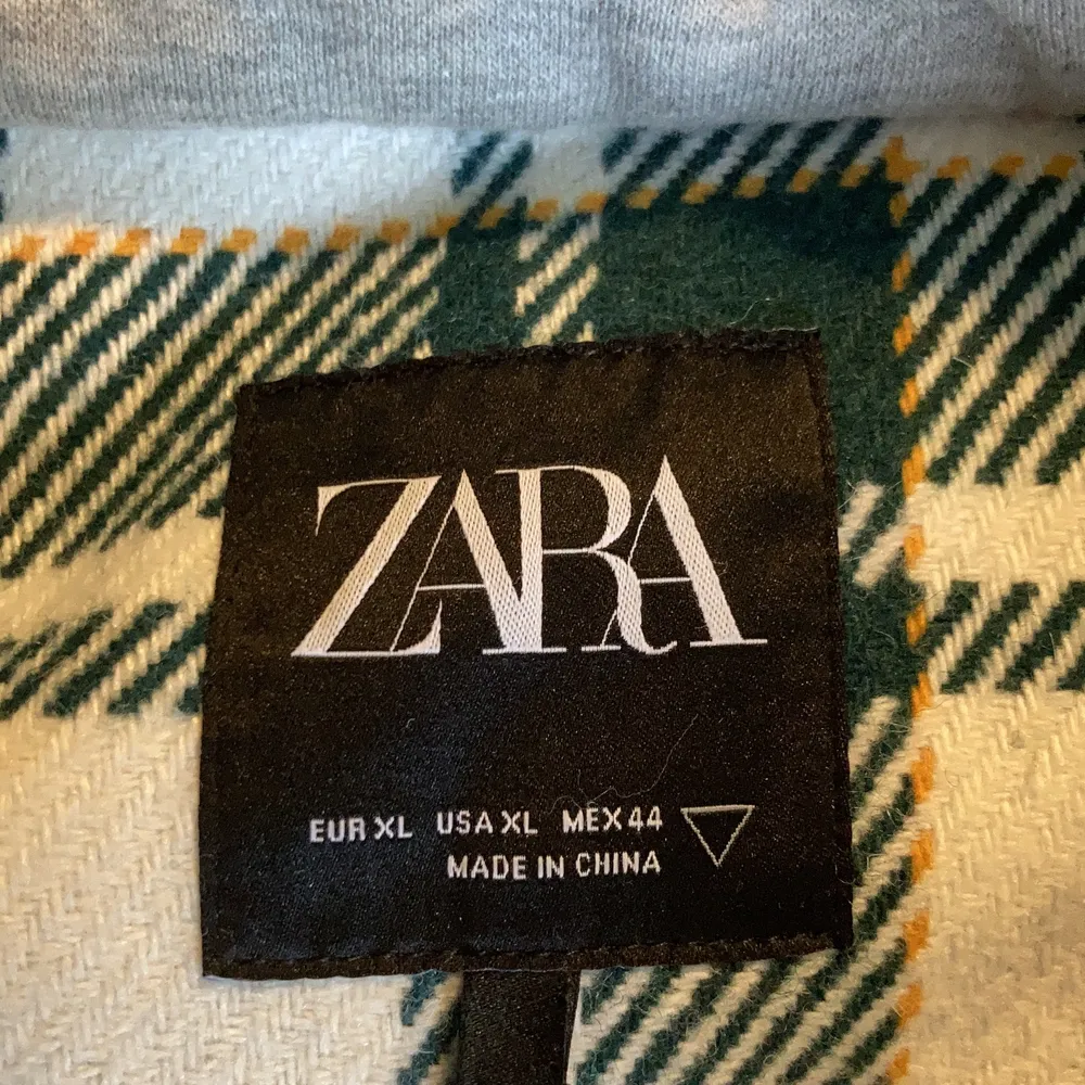 Flanell/ull liknande material, jackhoodie från ZARA, går att använda som jacka eller tröja. Mycket bra skick. Köpare står för frakt 📦 . Jackor.