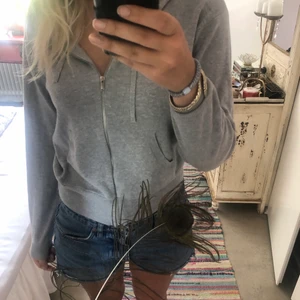 Grå kofta - En grå stickad kofta från hm som påminner om dom från soft goat🦋🦋