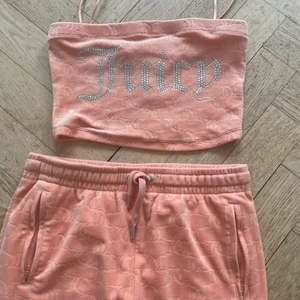 Juicy set, mönstrad peach färgad - Mer orange/peach i verkligheten än på bilderna. Både topp och byxa är storlek S