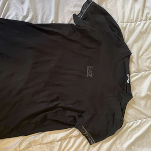 Armani T shirt - Armani T shirt i väldigt bra skick nästan ny köpt. 