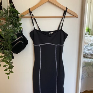 Klänning från h&m - Svart klänning, använd 2 gånger