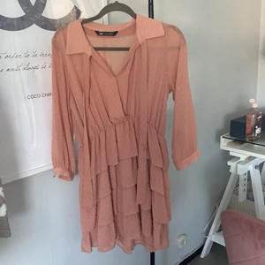 Zara klänning  - Mysig klänning från zara i nyskick.