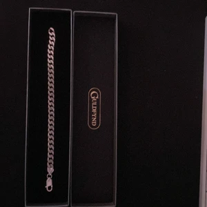 Arm Silverlänk  - Jag säljer nu mitt armband/ silverlänk som är helt i silver och såklart rostfri ,  köpt i butik ifrån guldfynd. Jag har använt den ett flertal gånger men tyvärr växt ur den. Original pris 638kr men jag säljer min för 400kr plus frakten.