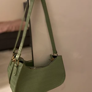 Grön krokodil väska - En billig fin väska som knappt är använd:) 