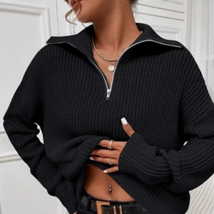 Stickad tröja - En super skön svart stickad tröja som kommit till användning typ 2 gånger. Jätte skönt material och vekrligen super fin!🥰