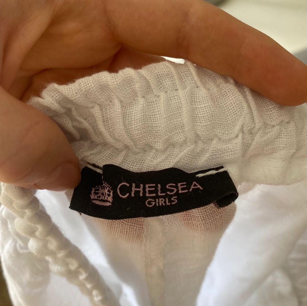 Ett par vita linnebyxor från Chelsea i storlek 0 (skulle säga S). I princip helt oanvända, alltså i nytt skick. Är 154 cm lång och de är lite långa på mig. Köparen står för frakten. ☺️. Jeans & Byxor.