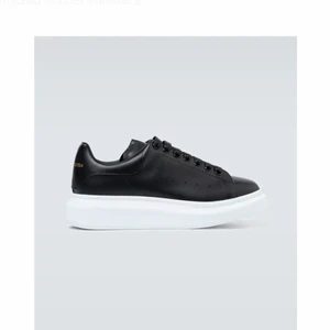 Alexander mqueen skor - Väldigt slitna alexander mqueen skor storlek 42 skriv för fler bilder . Dem är lite smutsiga på bilden vilket man kan ta bort med vatten! Nypris 5000kr skriv för pris!