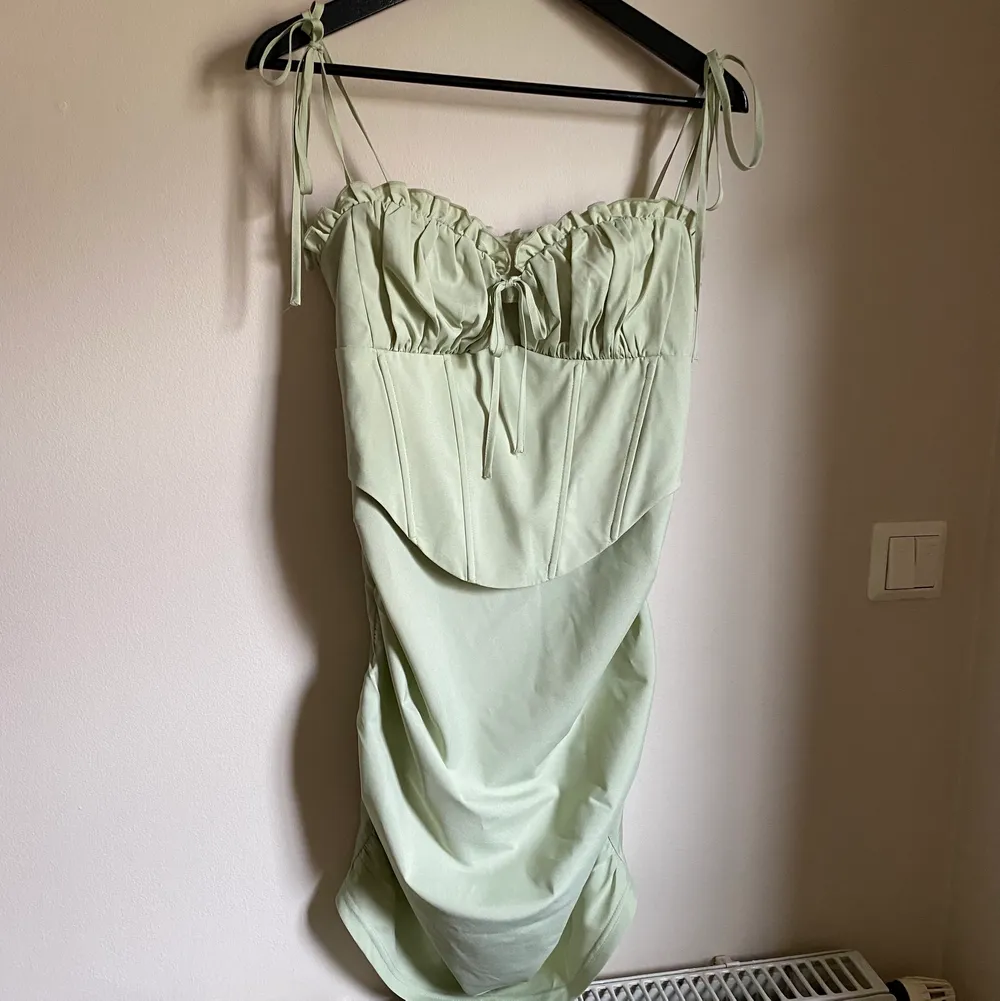 Jättefin mintgrön korsettklänning som tyvärr aldrig kommer till användning. Skickar endast! 🌸. Klänningar.
