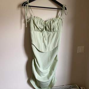 Jättefin mintgrön korsettklänning som tyvärr aldrig kommer till användning. Skickar endast! 🌸