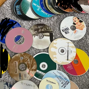 Cd skivor  - Cd skivor som man kan ha som dekoration i rummet köp 5 st för 9 kr. Dom som är markerade med svart är sålda, skriv ungefär vilken stil ni vill ha på dom så skicka jag bilder 🥰