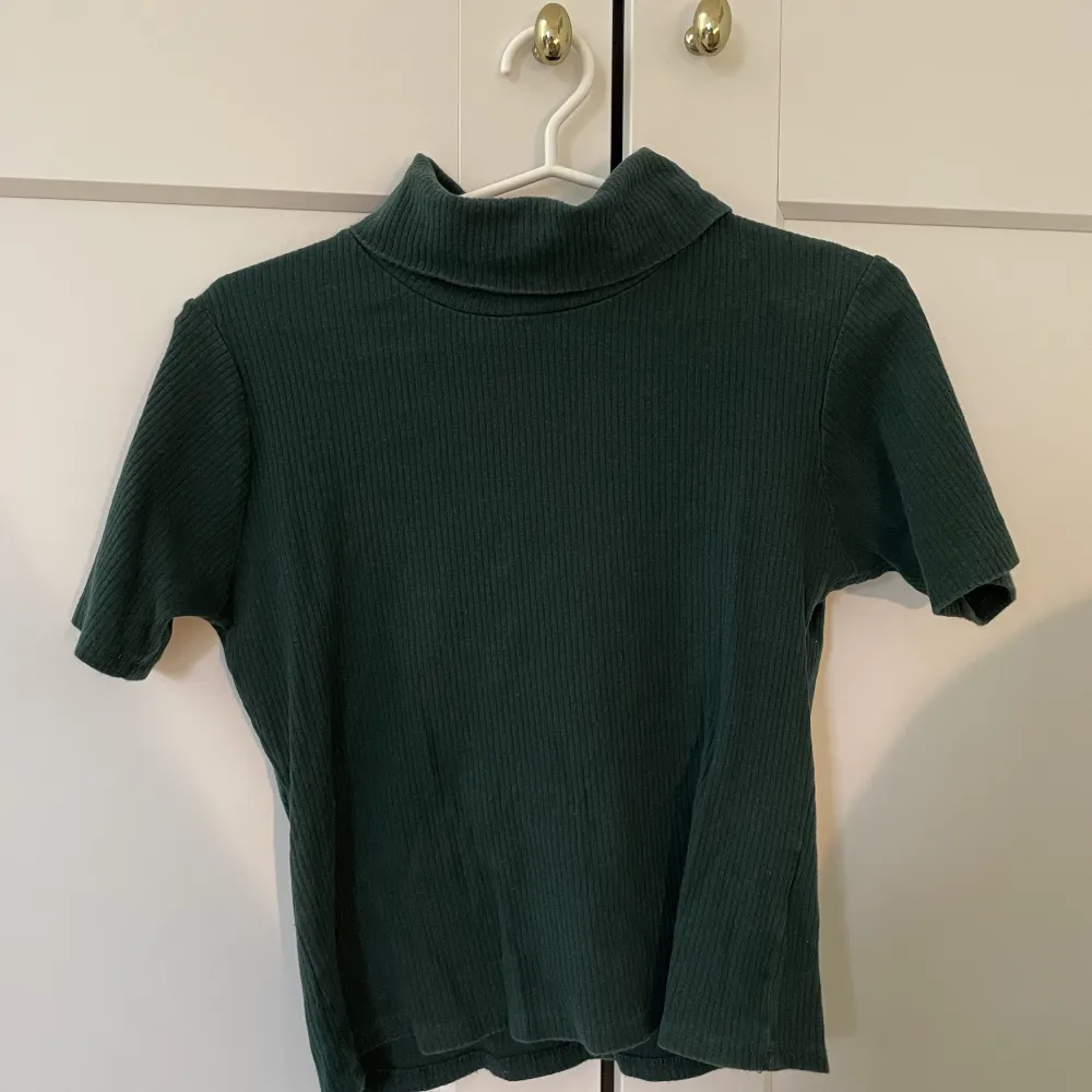 T shirt polo i mörkgrön färg, storlek S💗. Stickat.
