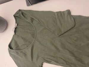 Jättesöt grön tröja 💚💚då den inte används så säljer jag denna🙌💚 - Sitter som en s, liten i storleken🪩💚