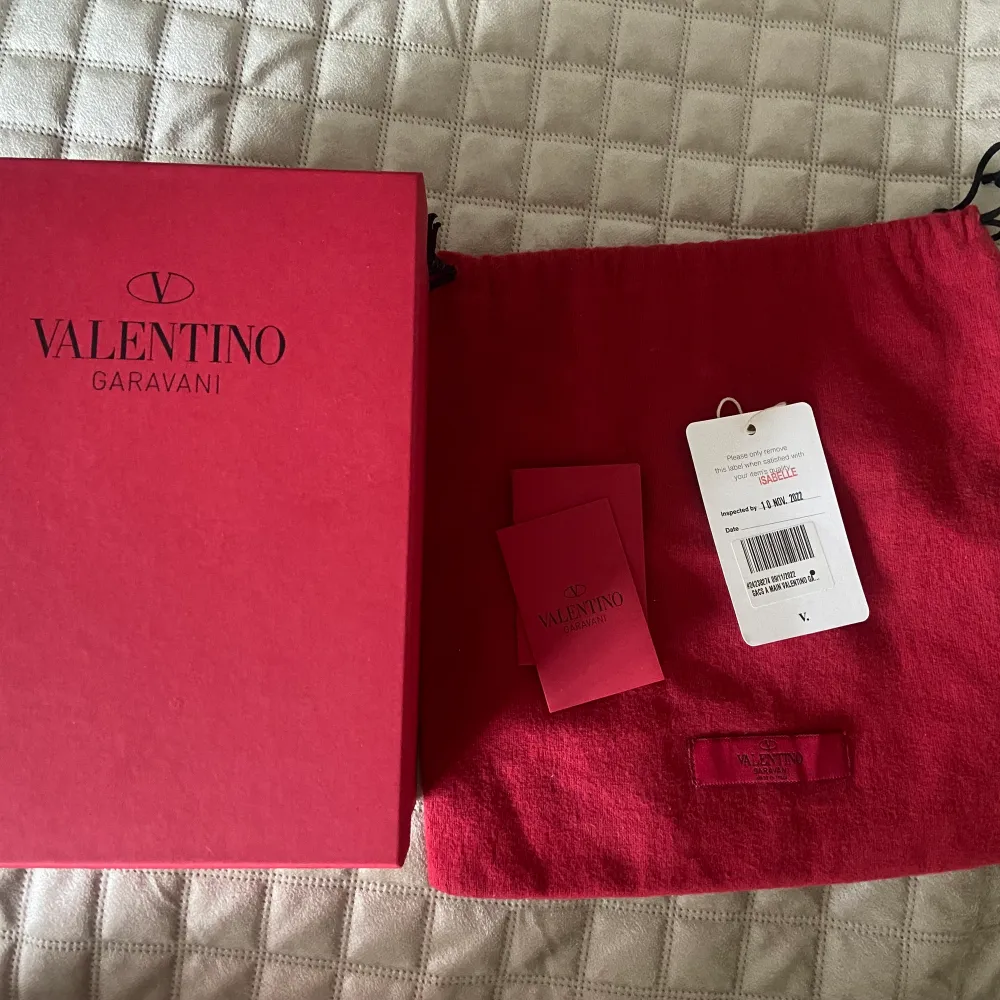 Säljer mina fina valentino väska i mycket fint skick utan repor. Modellen är glam lock i storleken small, måtten är 20,15 och 6 cm. Den är i svart läder med gulddetaljer. En väska som gör en look, något extra. Har alla tillbehör! . Laukut & Käsilaukut.
