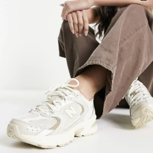 New balance 530  - KOLLAR INTRESSE. Köpte nyss dessa new balance, använda 1 gång. Svåra att få tag på, alltid slutsålda. Säljer för bra bud. 