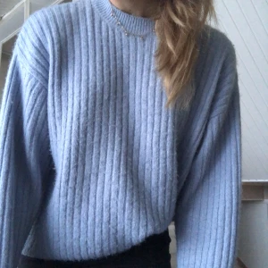 Stickad tröja  - En väldigt skön och snygg stickad tröja. ÄLSKAR FÄRGEN! 💙