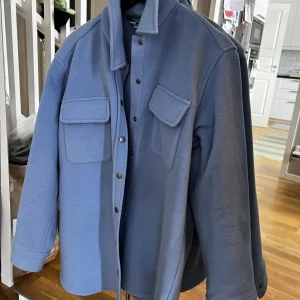 &other Stories jacka - Jacka från &OtherStories, använd ca 5 gr. Strl 34 men passar mig som normalt är 36/38.