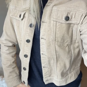 Manchester-jacka - Supersnygg manchester-jacka som knappt är använd🤍🫶🏼jättebra skick!:)