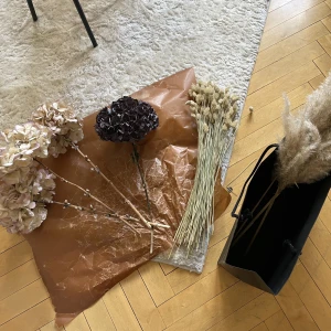 Torkade blommor - Torkade blommor från HM Home.   Alla för 50kr.  Möts upp/ hämtas på Kungsholmen / vasastan.   SKICKAS EJ