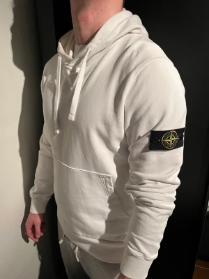 Stone island hoodie - I stort sätt ny skick  Köpt på nk i Göteborg Ny pris 2800 Pris kan diskuteras