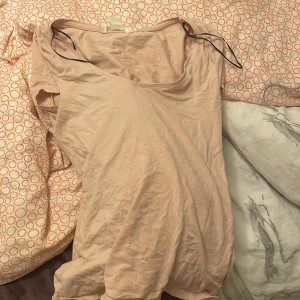 Rosa tishert  - Säljer en rosa tishert från hm. Säljer för 20 kr 