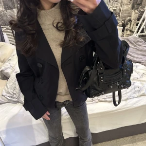 Kappa  - Galet snygg kappa som tyvärr inte kommer till användning då jag har en annan som jag använder!  Storlek M men passar även S, fint skick! Vikt! -Direkt pris = 450kr + frakt 