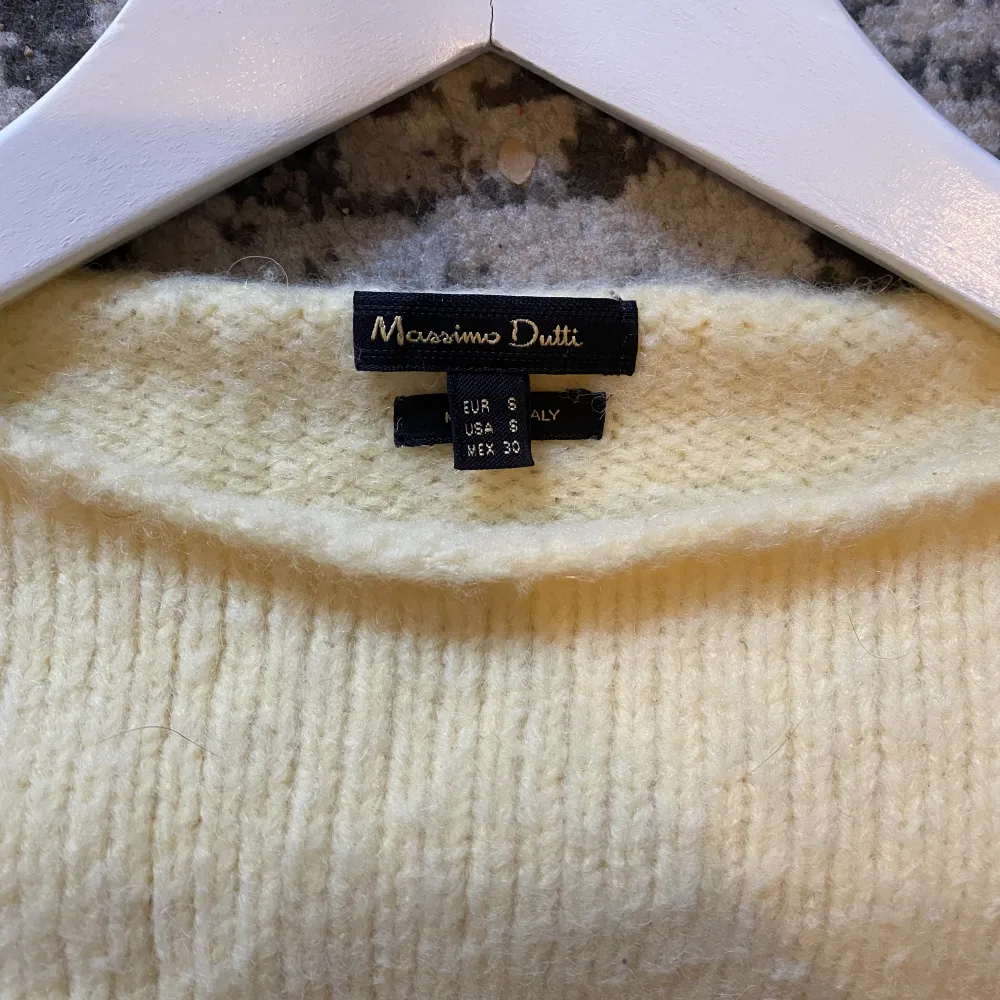 Massimo Dutti gul stickad tröja   Med boatneck  Använd en eller två gånger så i perfekt skick  . Stickat.
