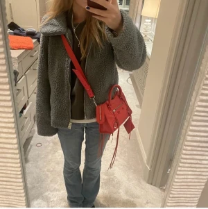 Superfin Teddy jacka❤️❤️ - Fin jacka köpt här på Plick, bilder från hon jag köpte av❤️säljer då den inte satt riktigt som jag ville, skriv vid frågor🥰🥰