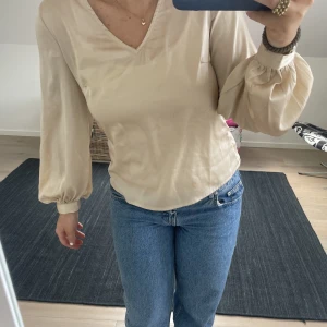 Blus - Beige satinblus som är köpt på vero moda. Nyskick!