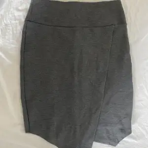 En fin grå kjol från ginatricot i Stl S med en liten ”slits” detalj 🖤