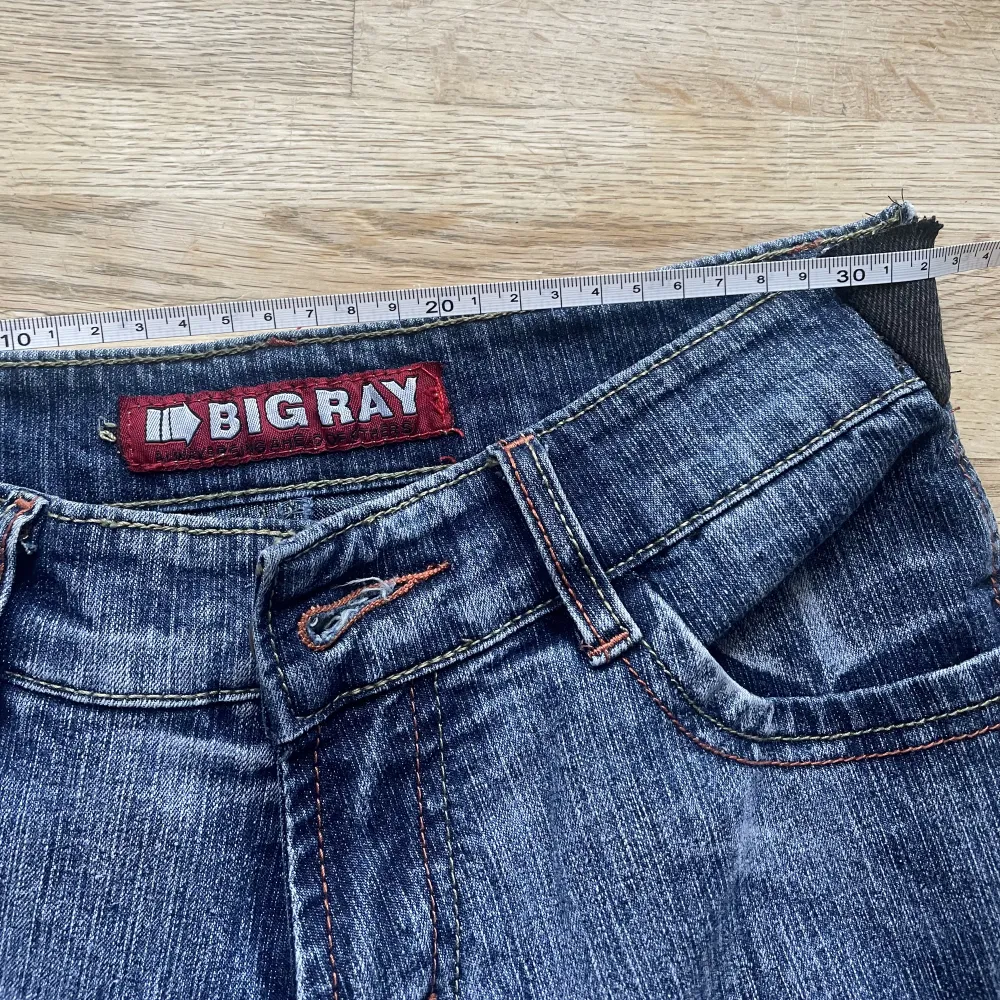 lågmidjade jeans i storlek xxs,  säljer då de tyvärr är för små för mig. Jeansen är sydda i kanten av tidigare ägaren. Skriv privat för frågor ☺️. Jeans & Byxor.