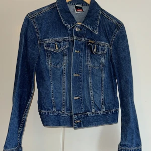 Jeans jacka - Disel jeans jacka, perfekt till våren!  Den är i 100% bomull och normal lång, står m men mer som s. Använd men i fint skick! 