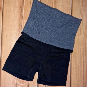 Hotpants med korta ben och hög midja - Använda ett fåtal gånger, jättesnygga på! Vill man ha de med lägre midja viker man bara ner dom. Sexiga på dansträningen eller i gymmet. Storlek XS