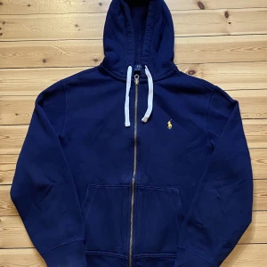 Polo Ralph Lauren zip hoodie  - Bra skick. Storlek M men funkar till både S och L