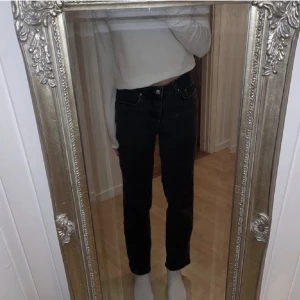 Jeans - Ett par svarta jeans från gina tricot:)