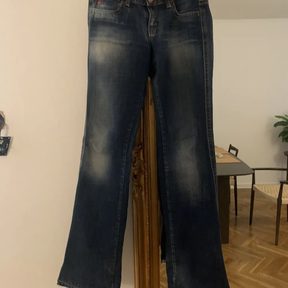 Lågmidjade miss sixty jeans i rak moddell. Medollen heter Style Öary J Midjemått rakt över: 38cm Innerbenslängd: 82 cm Ytterbenslängd: 100cm. Jeans & Byxor.