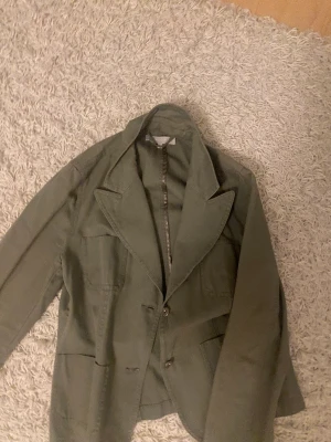 Grön jeansjacka  - !Inte såld! Snygg kort grön populär jeansjacka! Säljer eftersom den är för liten för mig, använd fåtal gånger💕(priset på budgivningen är exklusive frakt)