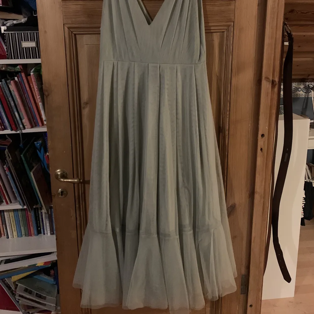 Säljer denna helt oanvända klänning från H&M. Perfekt för balen!! Köpt för 699kr.. Klänningar.