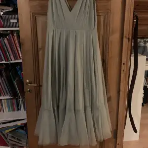 Säljer denna helt oanvända klänning från H&M. Perfekt för balen!! Köpt för 699kr.
