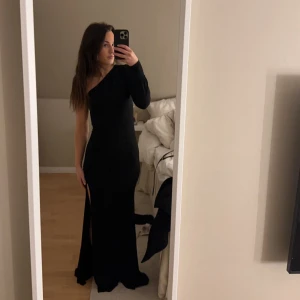 Svart maxiklänning  - Superfin svart långklänning! Nyskick, går superbra att ha på exempelvis bal!