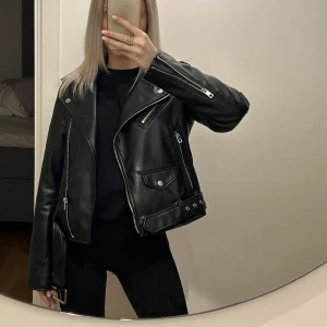 Skinnjacka  - Superfin jacka, stl M men passar mig som vanligtvis har XS/S 💕köparen står för frakten!