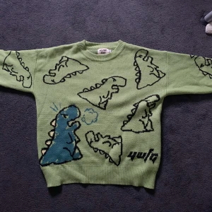 Dino tröja  - Säljer en stickad tröja från aelfric eden i storlek M. Använd fåtal gånger, inga defekter. Fråga gärna om det är något man undrar ♥️