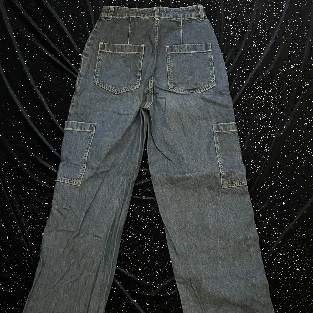 wide högmidje jeans med extra fixor, sitter väldigt bra och är knappt använda . Jeans & Byxor.